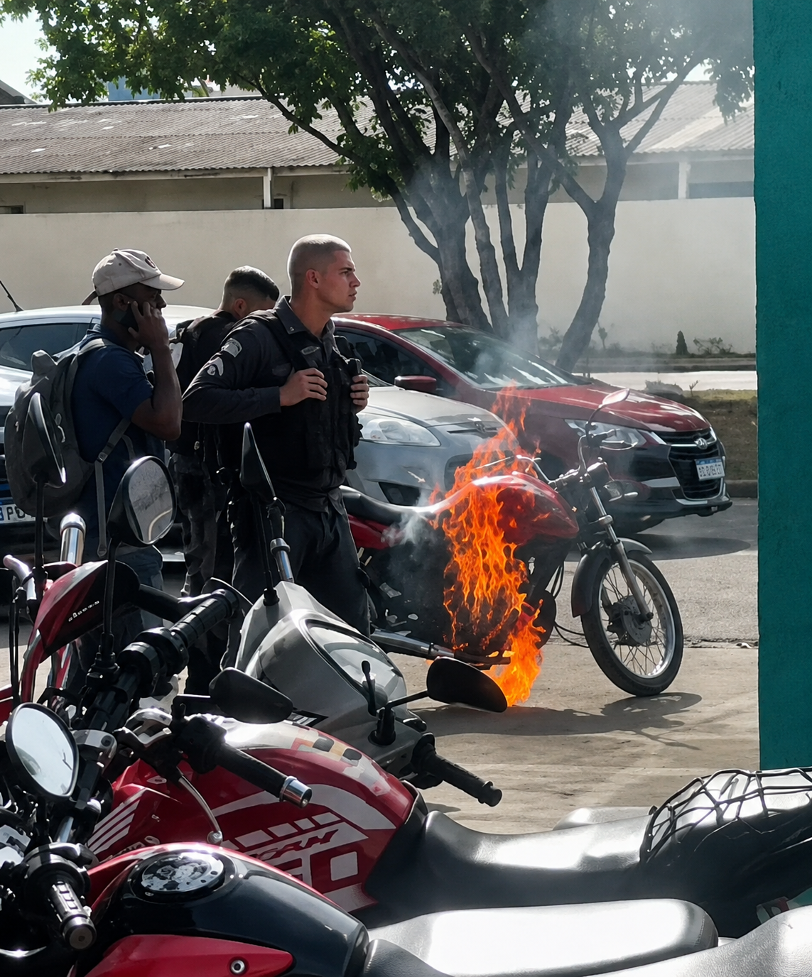 Motocicleta pega fogo em frente a loja no bairro Buritizal, em Macapá