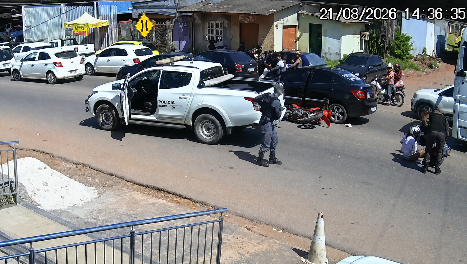 Motocicleta e veículo oficial se envolvem em acidente na AP-010, em Santana